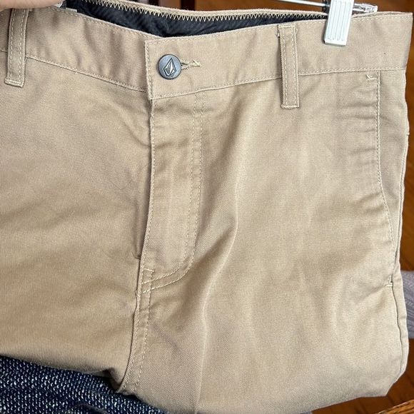 Volcom khaki 30 inch waist shorts - Picture 3 of 8